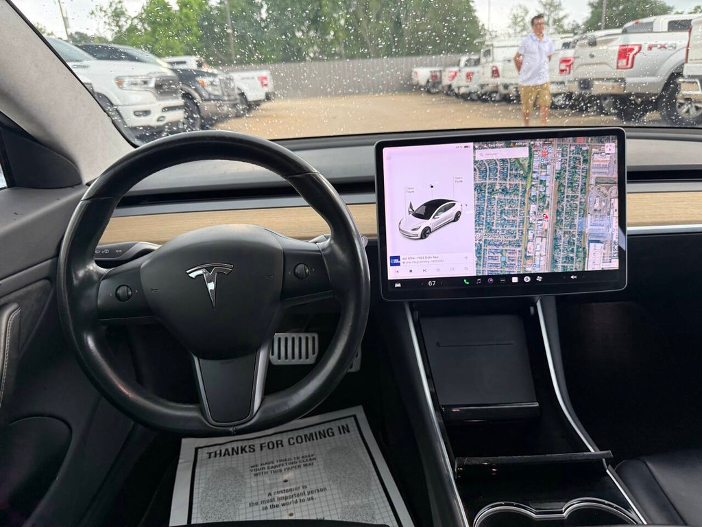 Tesla Model 3 Vehicle Full-screen Gallery Image 21