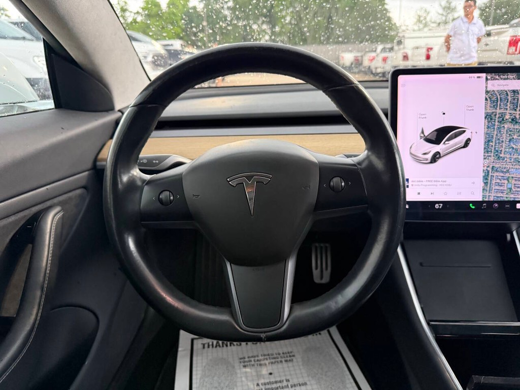 Tesla Model 3 Vehicle Full-screen Gallery Image 22