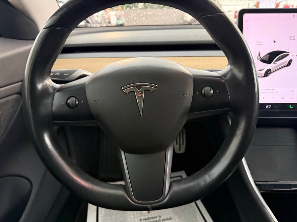 Tesla Model 3 Vehicle Full-screen Gallery Image 23