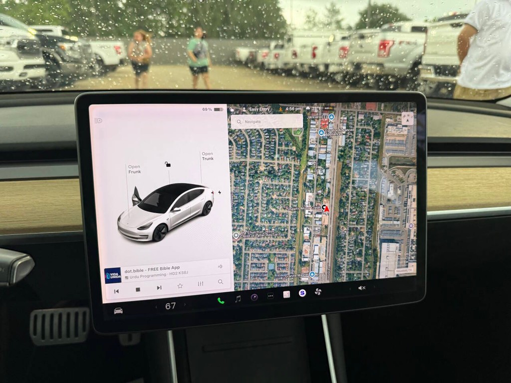 Tesla Model 3 Vehicle Full-screen Gallery Image 24