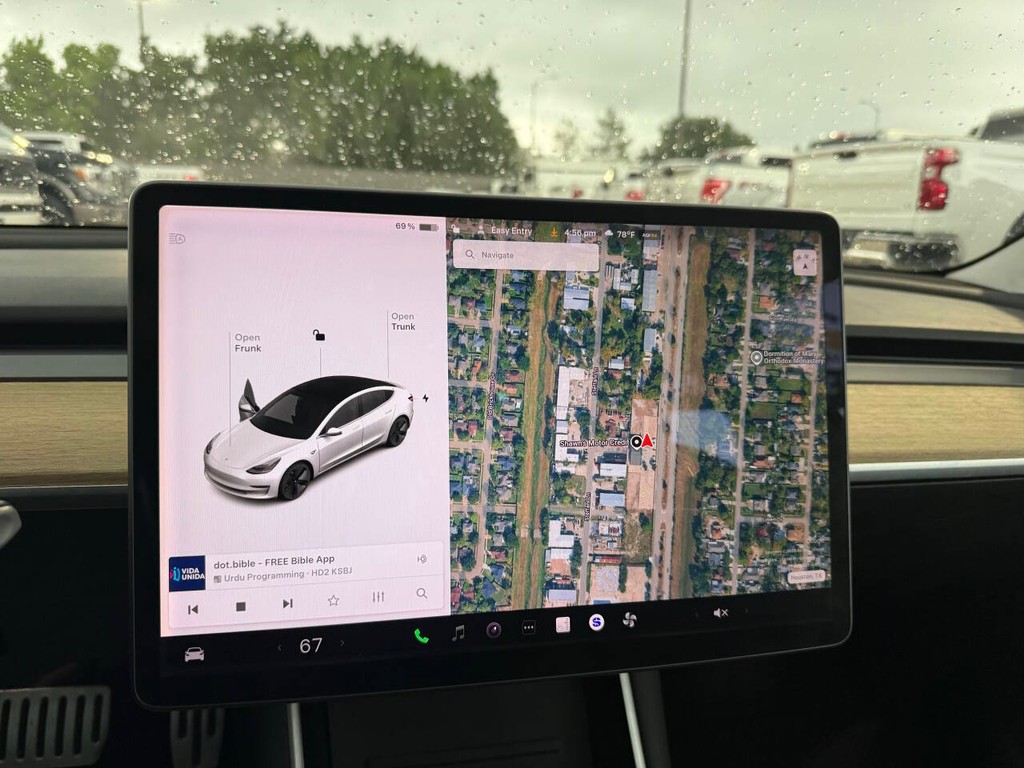 Tesla Model 3 Vehicle Full-screen Gallery Image 25