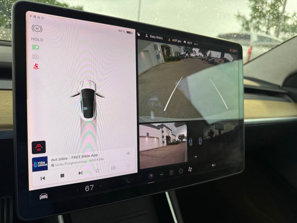 Tesla Model 3 Vehicle Full-screen Gallery Image 26