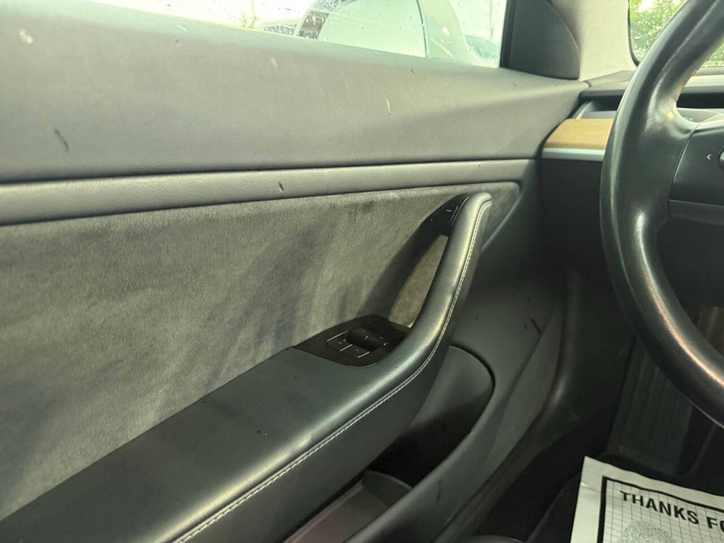 Tesla Model 3 Vehicle Full-screen Gallery Image 28
