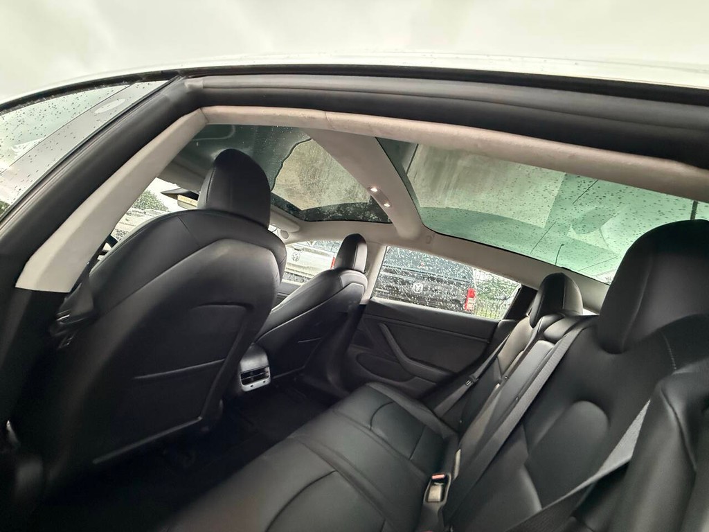 Tesla Model 3 Vehicle Full-screen Gallery Image 29