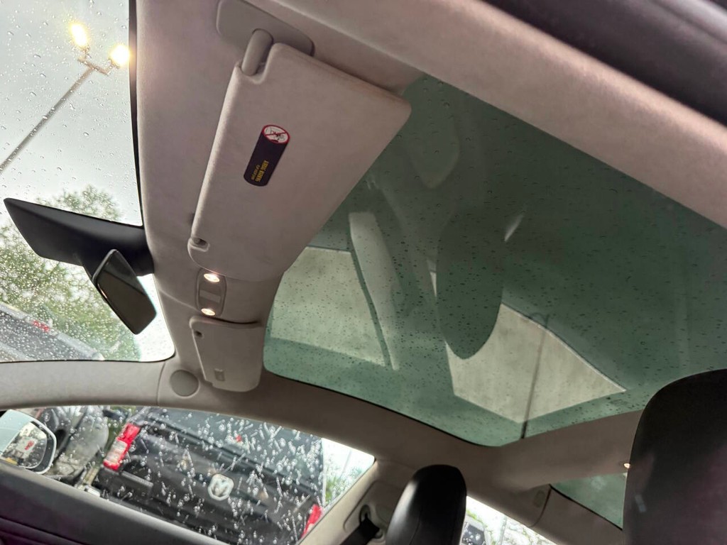 Tesla Model 3 Vehicle Full-screen Gallery Image 30