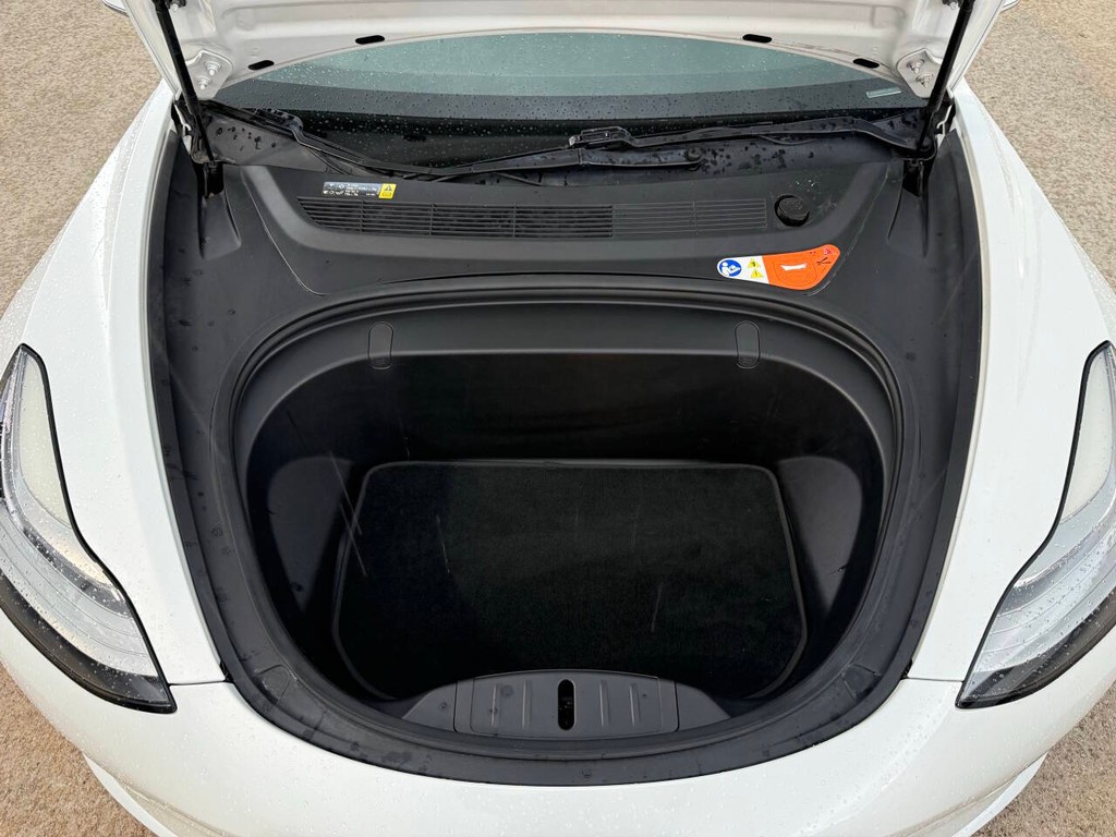 Tesla Model 3 Vehicle Full-screen Gallery Image 34