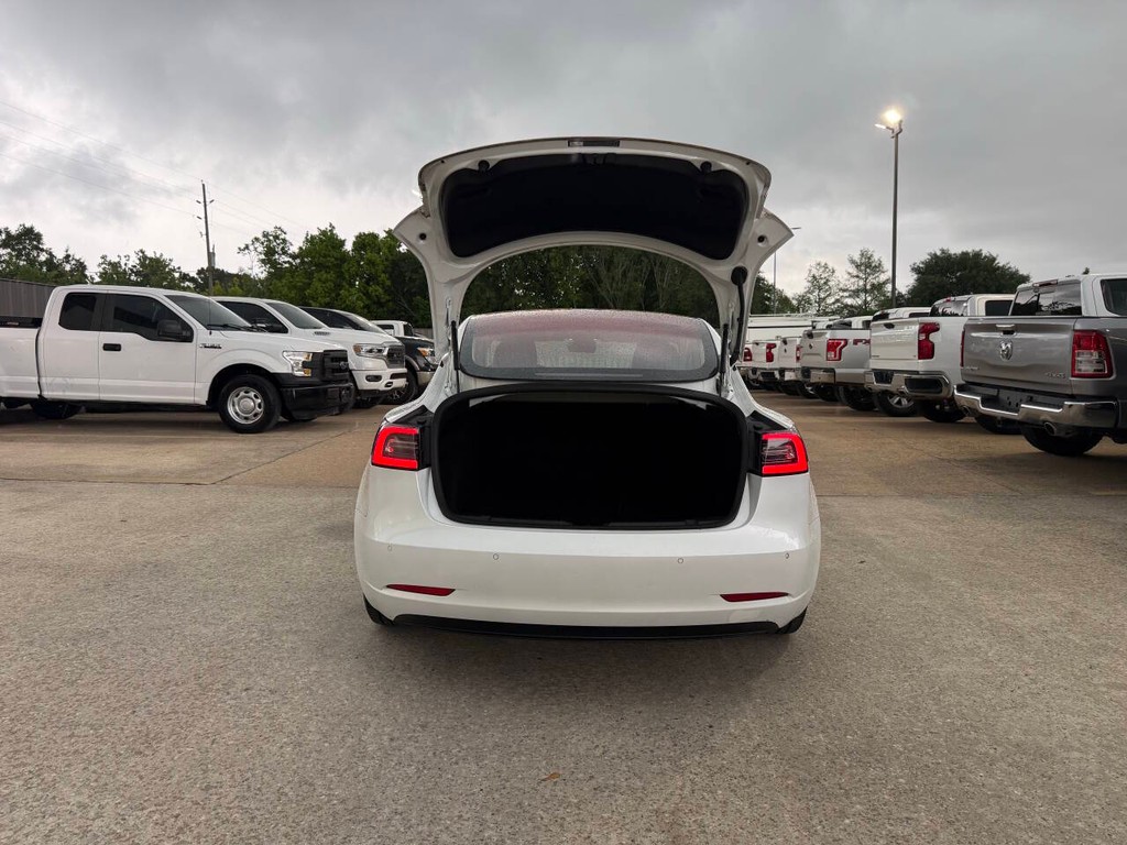 Tesla Model 3 Vehicle Full-screen Gallery Image 36