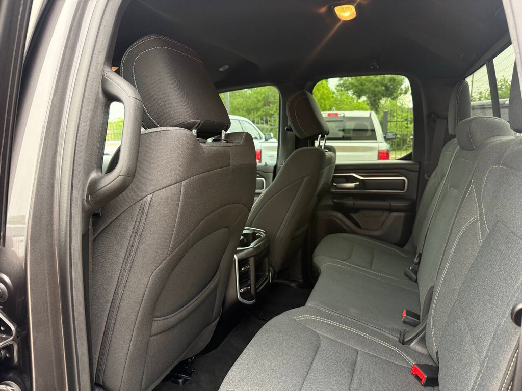 Ram 1500 Vehicle Full-screen Gallery Image 12