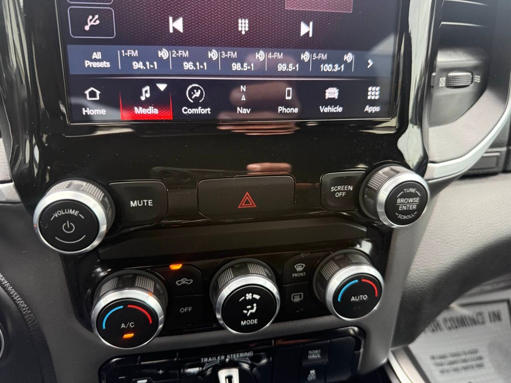 Ram 1500 Vehicle Full-screen Gallery Image 28