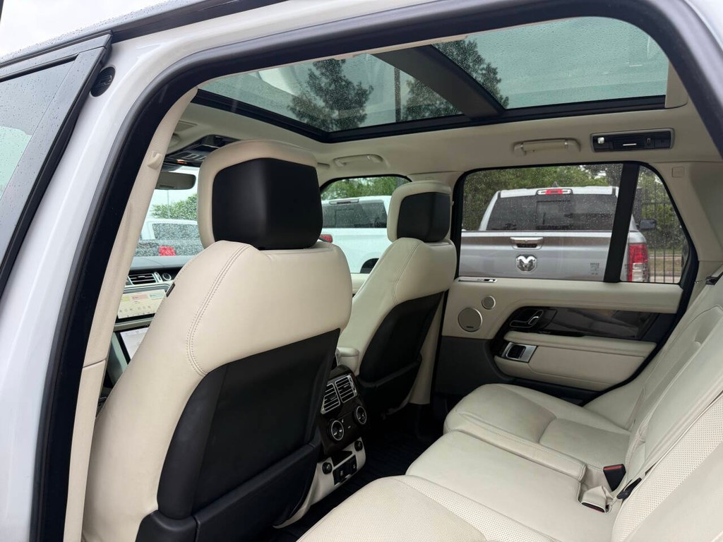 Land Rover Range Rover Vehicle Full-screen Gallery Image 12