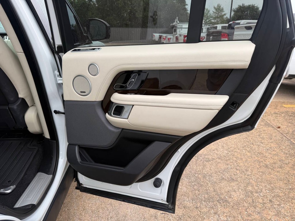 Land Rover Range Rover Vehicle Full-screen Gallery Image 16