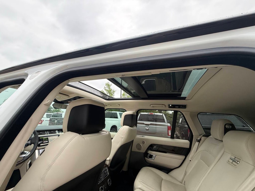 Land Rover Range Rover Vehicle Full-screen Gallery Image 32