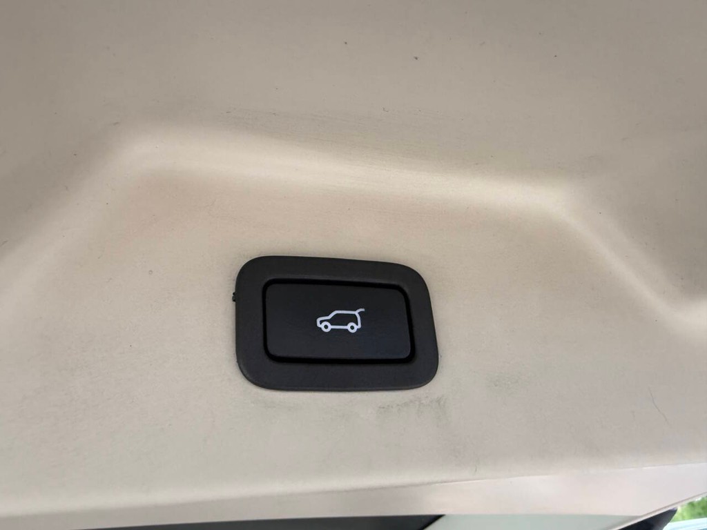 Land Rover Range Rover Vehicle Full-screen Gallery Image 40