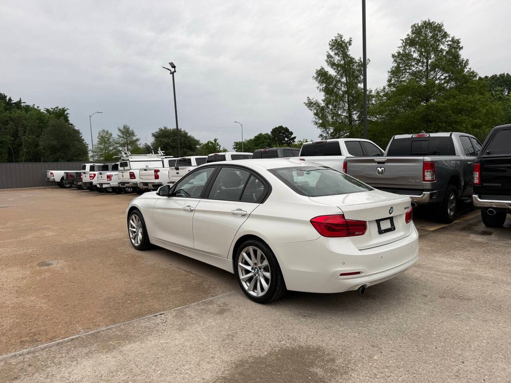 BMW 3 Series Vehicle Full-screen Gallery Image 04