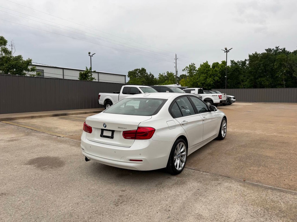 BMW 3 Series Vehicle Full-screen Gallery Image 05