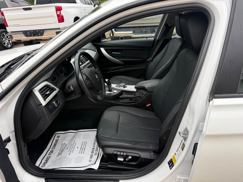 BMW 3 Series Vehicle Full-screen Gallery Image 07