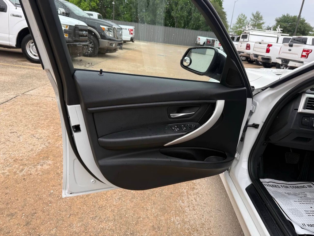 BMW 3 Series Vehicle Full-screen Gallery Image 08