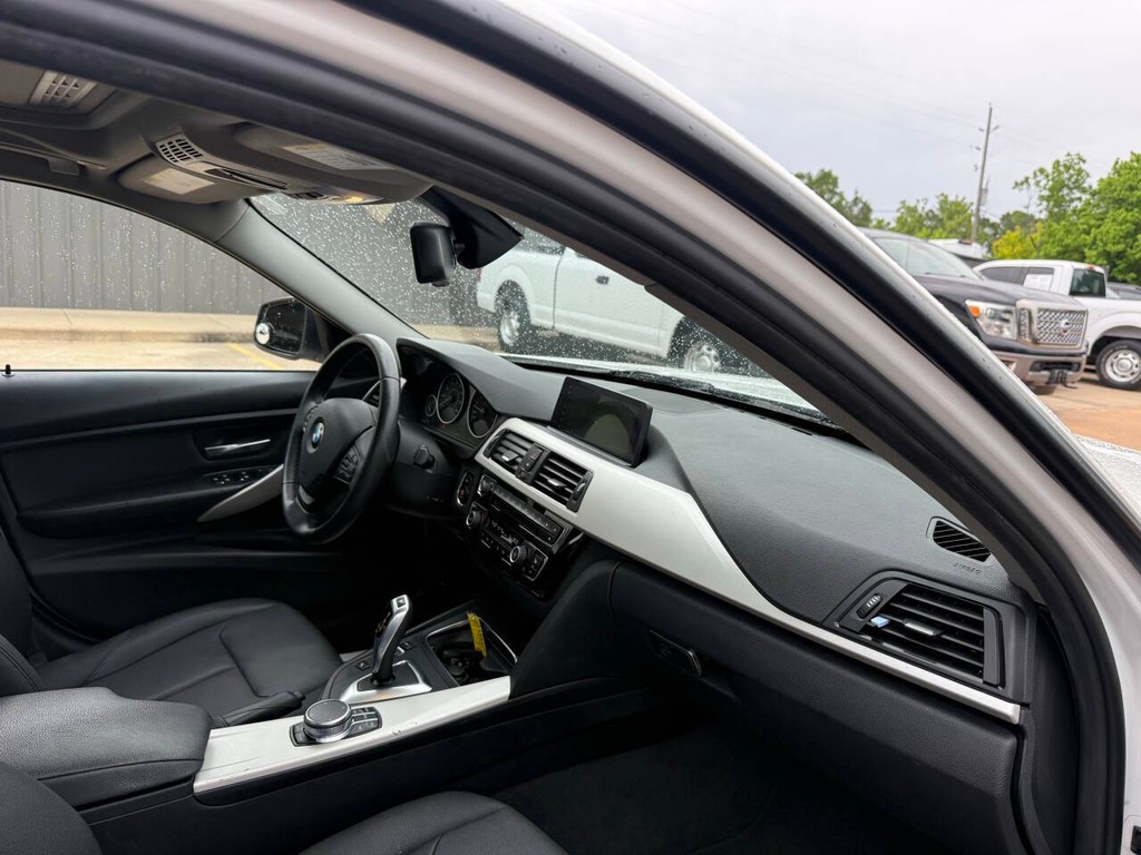 BMW 3 Series Vehicle Full-screen Gallery Image 09