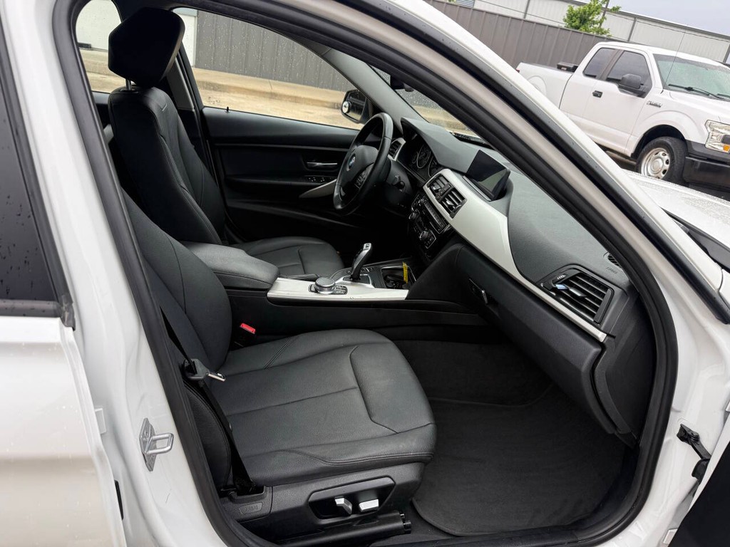 BMW 3 Series Vehicle Full-screen Gallery Image 10