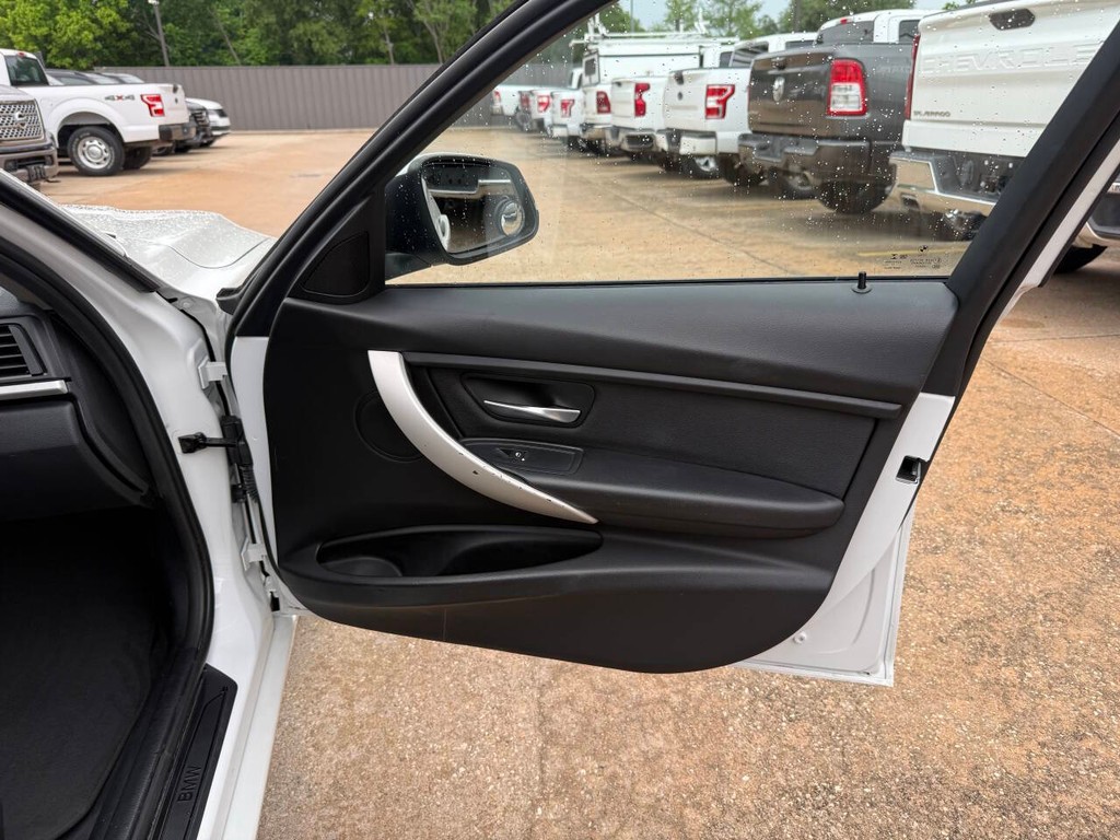 BMW 3 Series Vehicle Full-screen Gallery Image 11