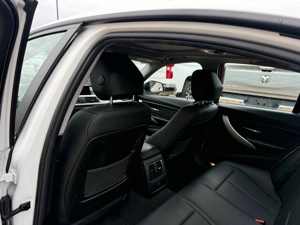 BMW 3 Series Vehicle Full-screen Gallery Image 12