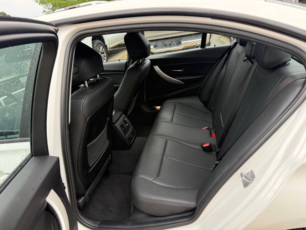 BMW 3 Series Vehicle Full-screen Gallery Image 13