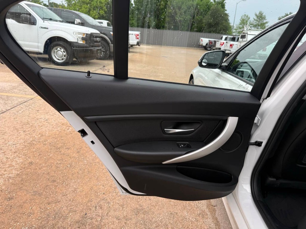 BMW 3 Series Vehicle Full-screen Gallery Image 14