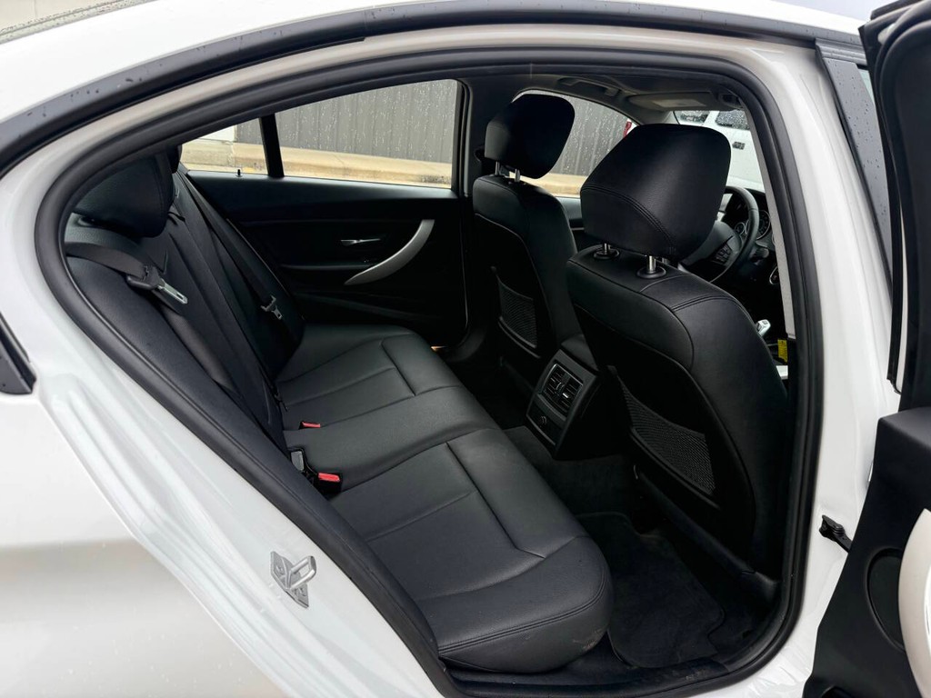 BMW 3 Series Vehicle Full-screen Gallery Image 15