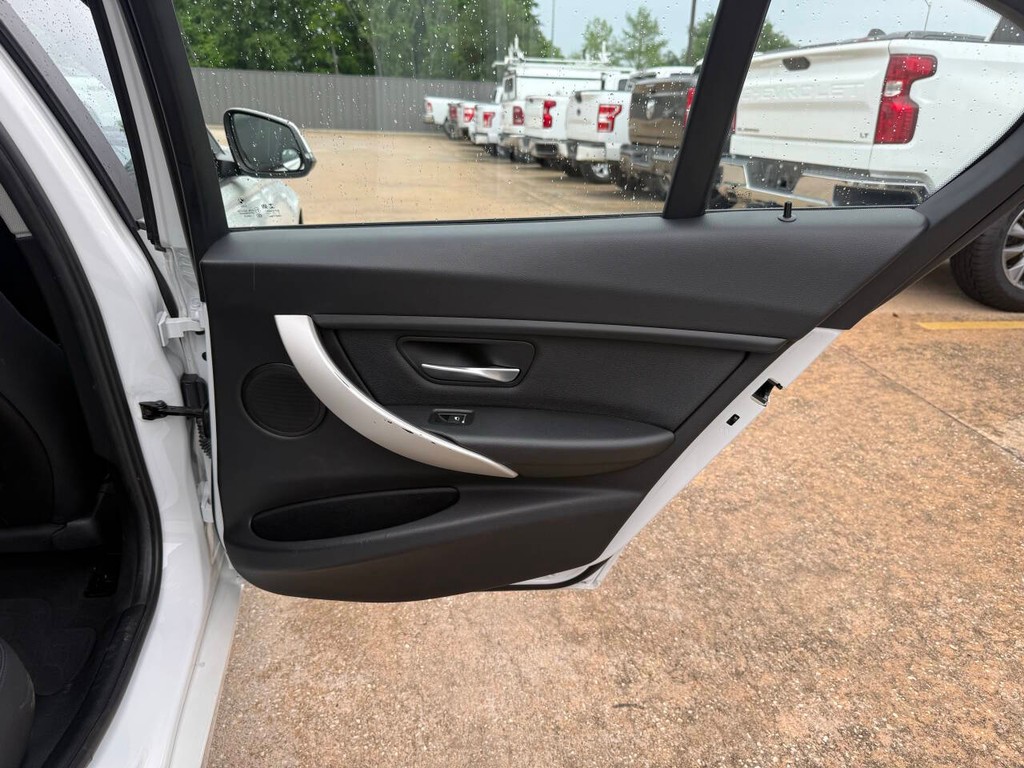 BMW 3 Series Vehicle Full-screen Gallery Image 16