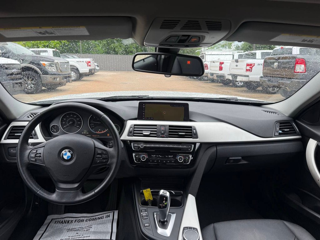 BMW 3 Series Vehicle Full-screen Gallery Image 17