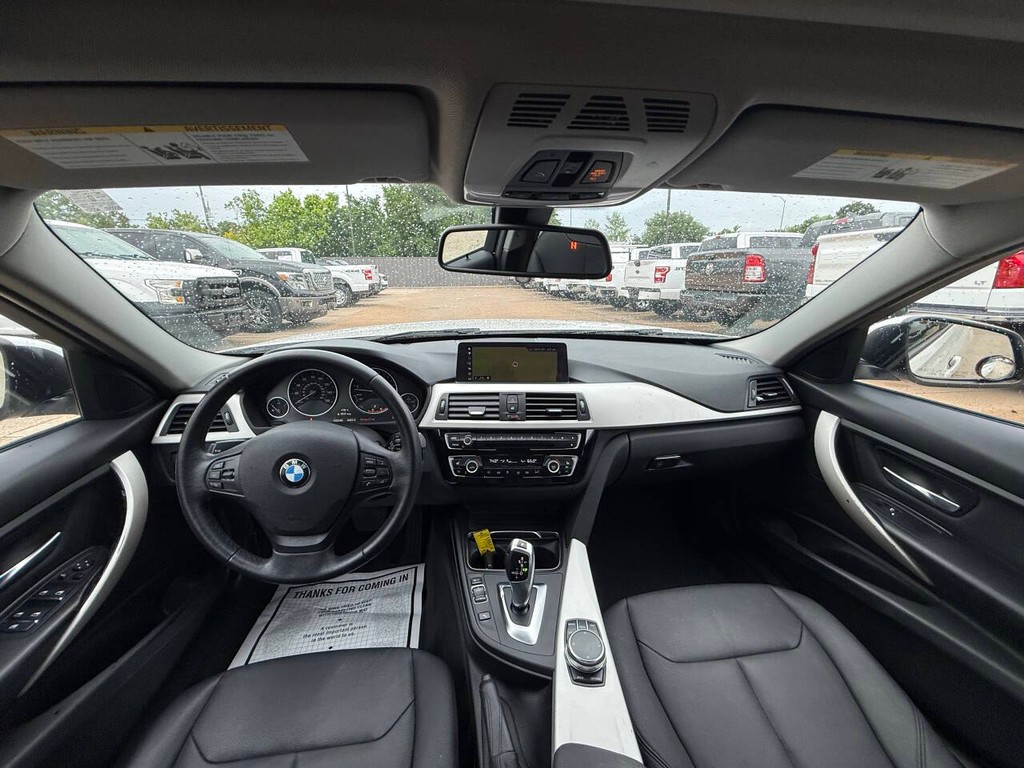 BMW 3 Series Vehicle Full-screen Gallery Image 18