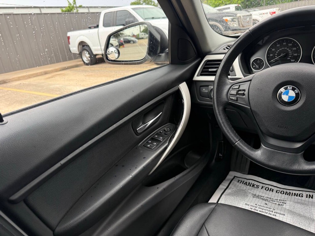 BMW 3 Series Vehicle Full-screen Gallery Image 19