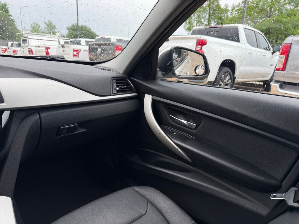 BMW 3 Series Vehicle Full-screen Gallery Image 20