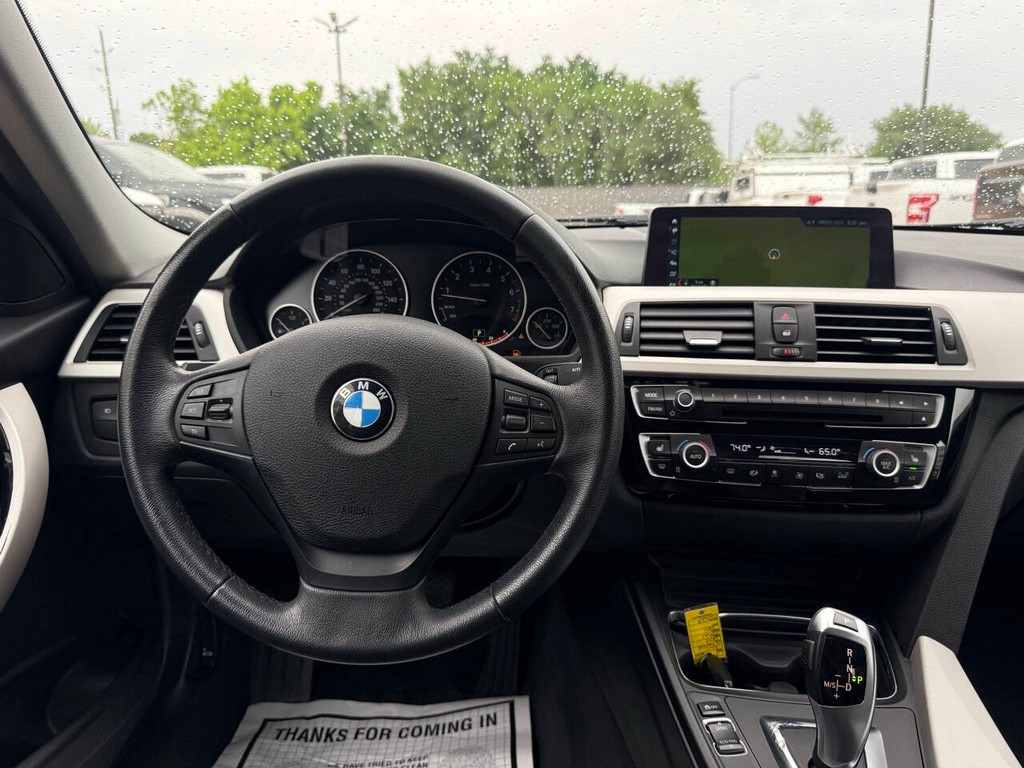 BMW 3 Series Vehicle Full-screen Gallery Image 21