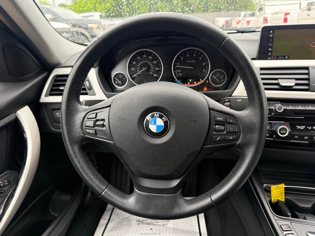 BMW 3 Series Vehicle Full-screen Gallery Image 22