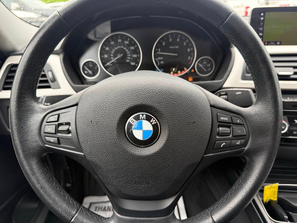 BMW 3 Series Vehicle Full-screen Gallery Image 23