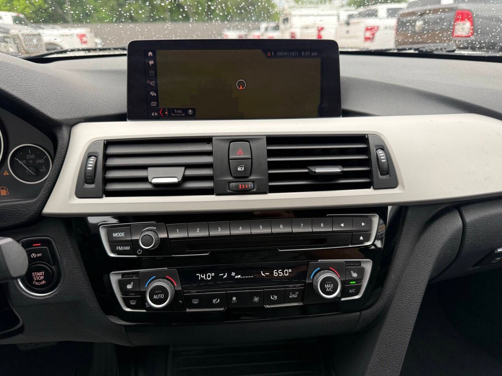 BMW 3 Series Vehicle Full-screen Gallery Image 24