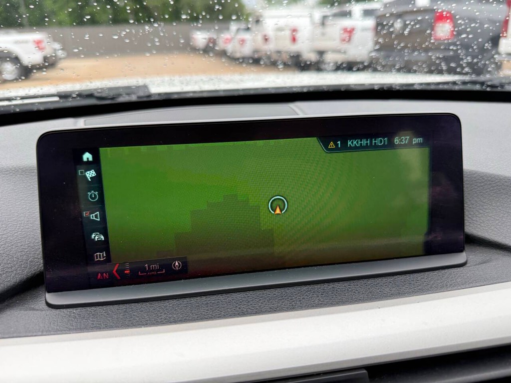 BMW 3 Series Vehicle Full-screen Gallery Image 25