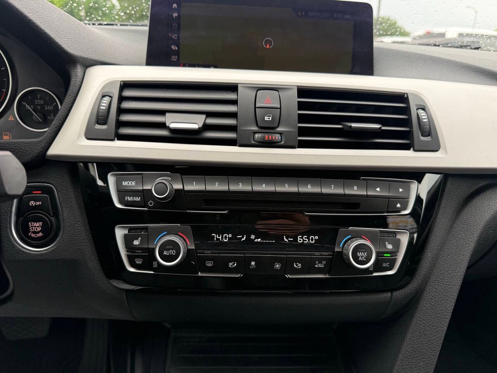 BMW 3 Series Vehicle Full-screen Gallery Image 26