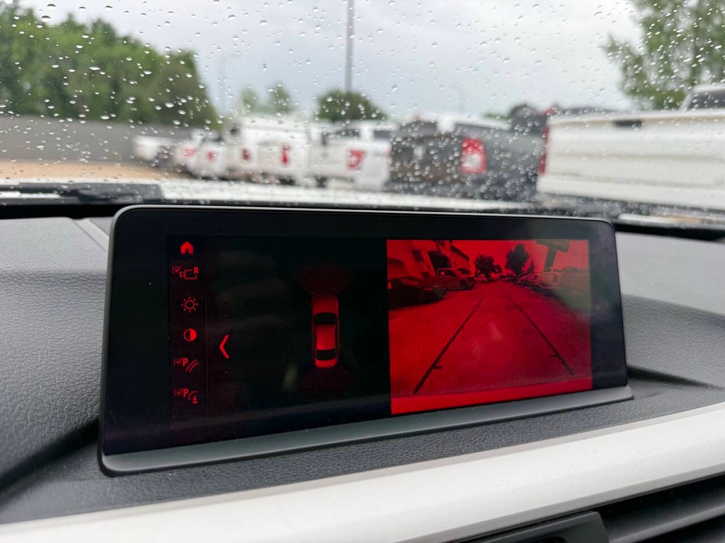 BMW 3 Series Vehicle Full-screen Gallery Image 27