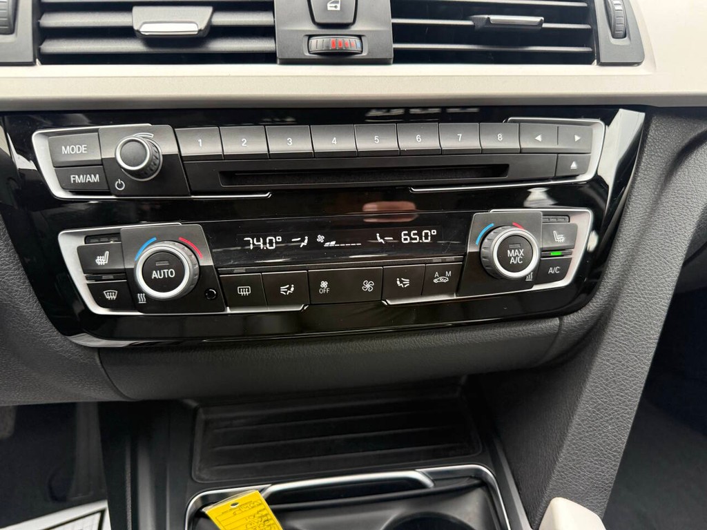 BMW 3 Series Vehicle Full-screen Gallery Image 28