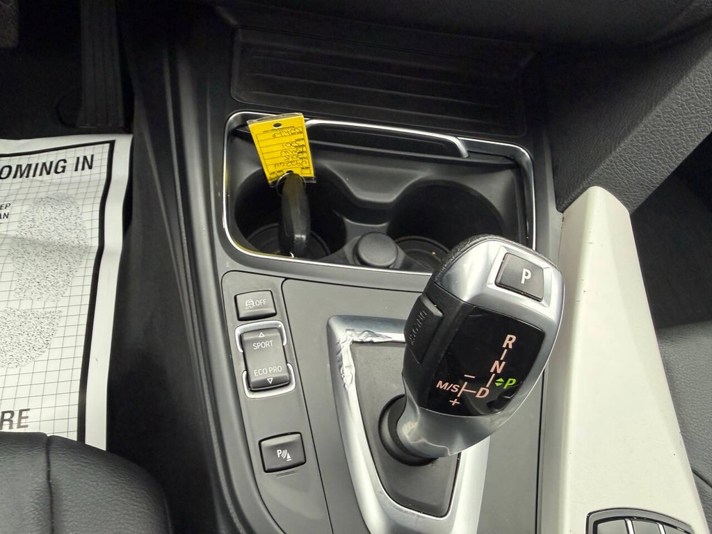 BMW 3 Series Vehicle Full-screen Gallery Image 29