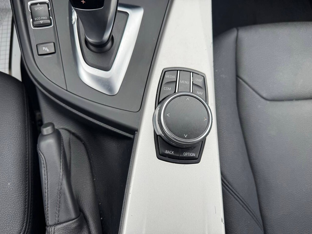 BMW 3 Series Vehicle Full-screen Gallery Image 30