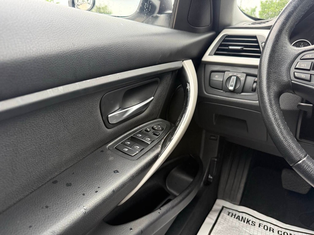 BMW 3 Series Vehicle Full-screen Gallery Image 31