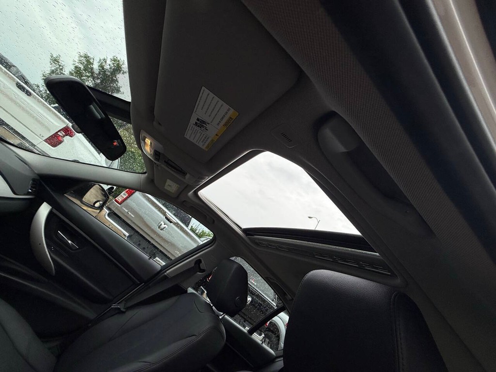 BMW 3 Series Vehicle Full-screen Gallery Image 32