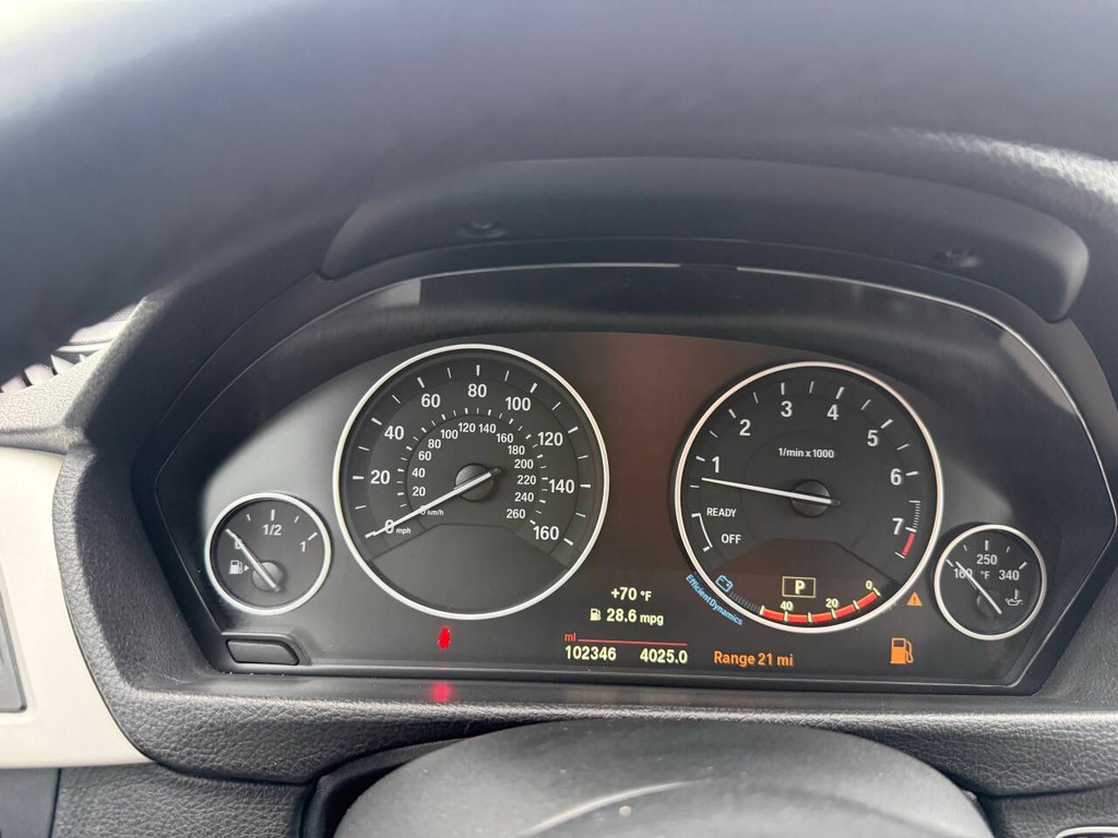 BMW 3 Series Vehicle Full-screen Gallery Image 33