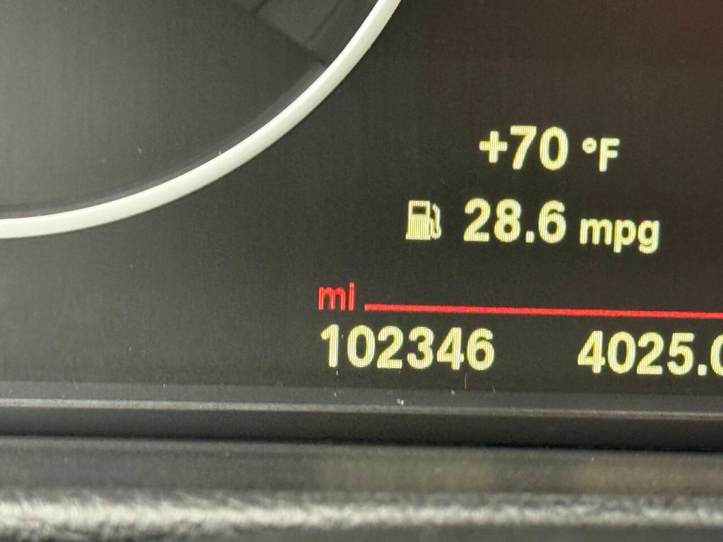 BMW 3 Series Vehicle Full-screen Gallery Image 34