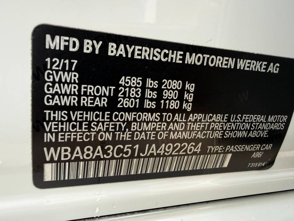 BMW 3 Series Vehicle Full-screen Gallery Image 35