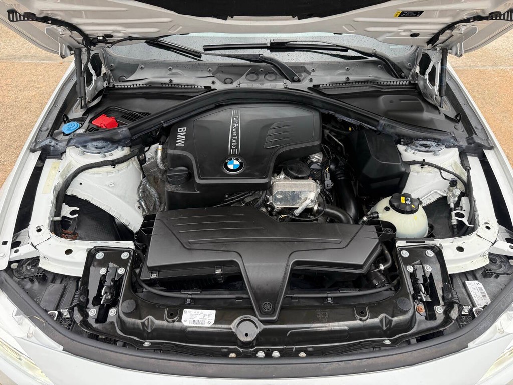 BMW 3 Series Vehicle Full-screen Gallery Image 36