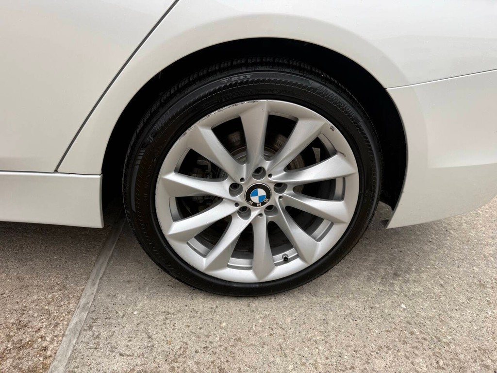 BMW 3 Series Vehicle Full-screen Gallery Image 37